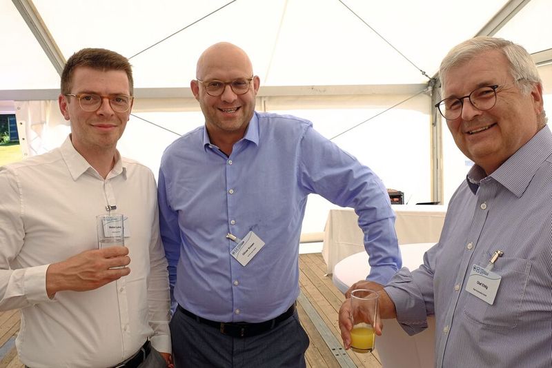 Sie legen Wert auf einen guten Austausch mit der BFC: (v. l.) Stefan Ludwig und Oliver Kosan (beide Auto1.com) und	Olaf Ehlig (Opel Automobile). (Bild: Zietz – »kfz-betrieb«)