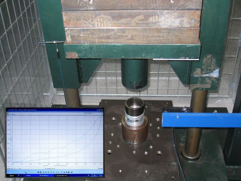 Dynamische und quasi statische Kraft-Wegkennlinien wurden in Tests aufgezeichnet und mit Vorgängerlösungen verglichen. Sie sind in Normblätter vieler Kfz-Hersteller aufgenommen und zeigen im Vergleich zu früher höhere maximale Kraftwerte. (Bild: ACE)