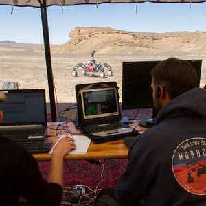 Experimente in der Wüste: Die Forscher testeten unter realitätsnahen Bedingungen den DFKI-Rover Sherpa TT in der marokkanischen Wüste. 