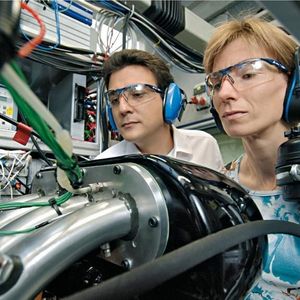 Entwickler in Schwieberdingen und Palo Alto experimentieren im Bereich Motorsteuerungssysteme an einer neuen Verbrennungstechnologie.
