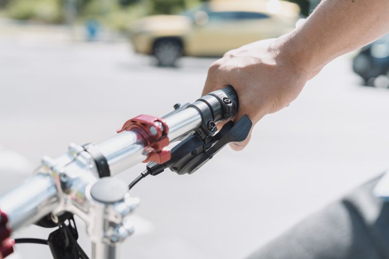 Reduktion auf das Wesentliche stand bei der Entwicklung der Zwei-Gang-Schaltung „H2“ im Mittelpunkt. Das Produkt ist das Aushängeschild der neuen Marke UTgear. Die Idee dahinter ist ein vereinfachtes Schaltkonzept mit lediglich zwei Gängen, das einfaches und intuitives Schaltprozesse bietet. Hierfür wurde ein einstufiges Planetengetriebe entwickelt, das im Gegensatz zu einem Singlespeed-Antrieb einen Gangwechsel ermöglicht, aber weniger komplex ist als eine Schaltung mit mehreren Gängen. Das sorgt für intuitive Schaltvorgänge und spart Kosten bei der Herstellung, macht E-Bikes also günstiger. Die Schaltung wiegt 890 Gramm, ist kompatibel mit einem Shimano-HG-Freilaufkörper (9-Spline) und ist mit Hinterradnabenmotoren kompatibel. Durch die Reduzierung soll nicht nur der Fahrspaß im Mittelpunkt stehen, sondern auch weniger Technikfehler auftreten und der Wartungsaufwand minimiert werden. Für einen wartungsarmen Antrieb ist das System mit einem Gates-Riemen kombinierbar; eine Version für Kettenantrieb wird ebenfalls verfügbar sein. Das Schaltungssystem wird ab Spätherbst 2026 bei unterschiedlichen Herstellern verbaut.  (Bild: www.universal-transmissions.de | pd-f)