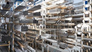 Rohre, Profile und Flachstahl verschiedener Abmessungen deponiert Sülzle Hagmeyer in einem Stapeljochsystem des Typs Unibloc A von Kasto, so, wie hier zu sehen ist. (Bild: Kasto)