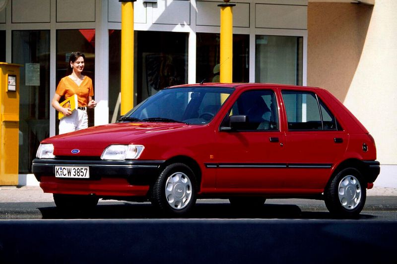 Im Westen traf der Favorit auf den Ford Fiesta. Dieser erarbeitete sich einen Ruf als zuverlässiger Cityflitzer. (Bild: Ford)