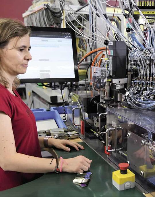 (Datenversorgung der Zylinderbefüllungsanlagen mit Parametern aus SAP ME. Bild: dormakaba Schweiz AG/IGZ)