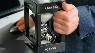 Die „Check & Go“- Sanduhr ist der optische Anker des gleichnamigen Prozesses, mit dem der Betrieb den Spontankunden auffängt und in den geordneten Betriebsablauf einbindet. (Ottmar Holz / »kfz-betrieb«)