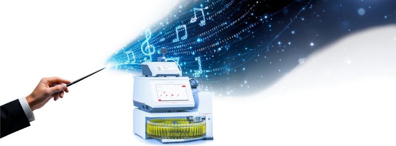 Fig. 1: “Direttore d’orchestra dei dati” in laboratorio – Una postazione di misura composta da DMA 5002, Abbemat 5101 e Xsample 5200 con controllo esterno tramite AP Connect per l’invio dell’elenco dei campioni e la trasmissione automatica dei dati di misura.(Immagine: Anton Paar GmbH (Sfondo: Dall-E / generato dall’intelligenza artificiale))