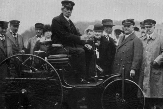 Carl Benz präsentiert sein erstes Fahrzeug mit Ottomotor. (Archiv: Vogel Business Media)