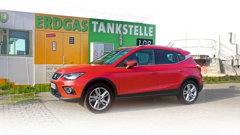 Historisches Foto: Den Seat Arona TGI gibt es nicht mehr als Neuwagen, Erdgastankstellen werden auch immer seltener.(Bild:  Schmidt – VCG)