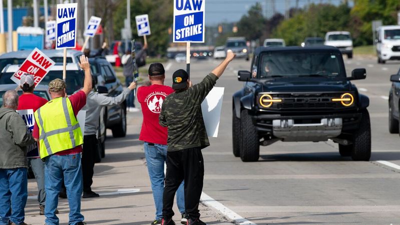 UAW-Mitglieder protestierten am Sonntagnachmittag vor dem Michigan Assembly Plant von Ford. UAW-Mitglieder protestierten am Sonntagnachmittag vor dem Michigan Assembly Plant von Ford.