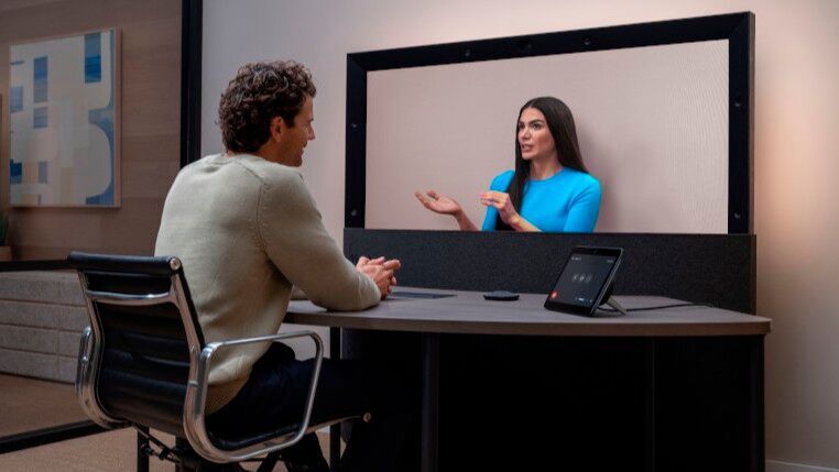HP Dimension mit Google Beam bringt ein 3D-Raumgefühl und mehr Natürlichkeit in Videokonferenzen. Ermöglicht wird das unter anderem durch ein 3D-Lichtfeld-Display, Aufnahmen mit sechs Kameras, räumliches Audio und KI.(Bild:  HP)