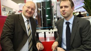 1. Platz: Dr. Bernd Szyszka und Dr. Andreas Pflug (v.l.n.r.) sparen Material und Zeit beim Beschichten von Glas. Bild: Ferchau (Archiv: Vogel Business Media)