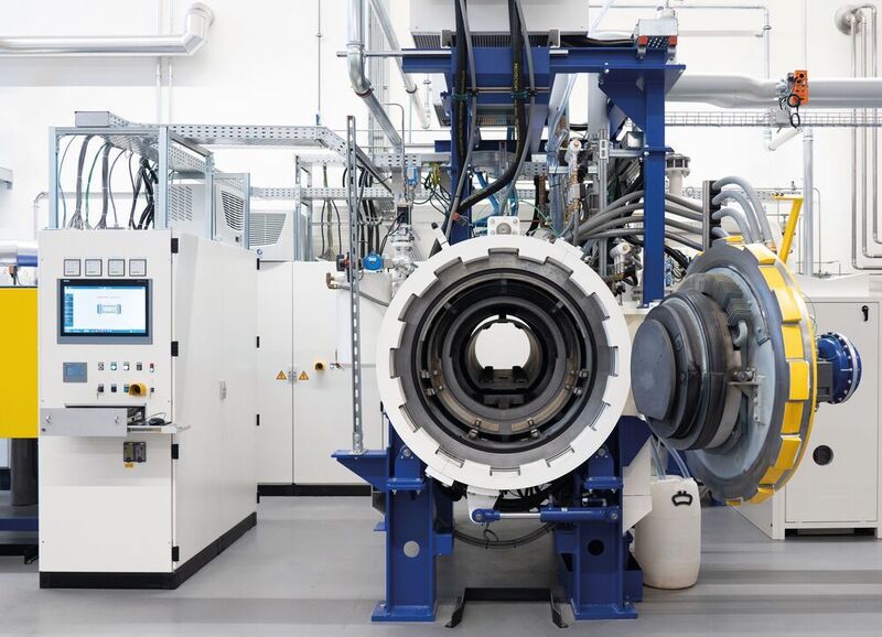 Seit zwei Jahren ist die von PVA Industrial Vacuum Systems gelieferte horizontale Drucksinteranlage bei Ceramdis im Einsatz. Die Anlage verbindet zwei Technologien in einer Maschine: das Vakuumsintern und das heißisostatische Nachverdichten des Sinterlings. (PVA TePla)