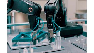 Das flexible Produktionssystem ermöglich höhere Kraft ud mehr Genauigkeit, etwa bei der Montage eines Fahrradrahmens. (Bild: wbk, KIT)