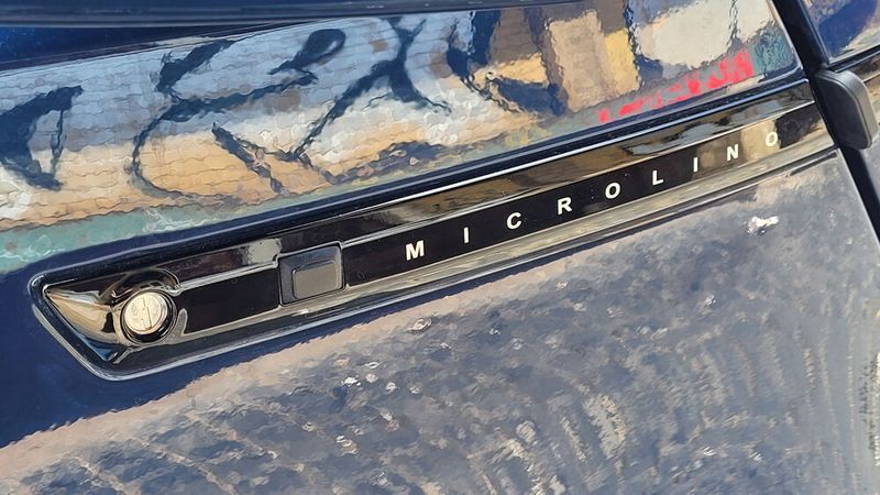 Die Tür öffnet per Knopfdruck. Der Knopf ist allerdings gut in einer Seitenleiste versteckt. (Bild: Wehner - Vogel Communication Group)