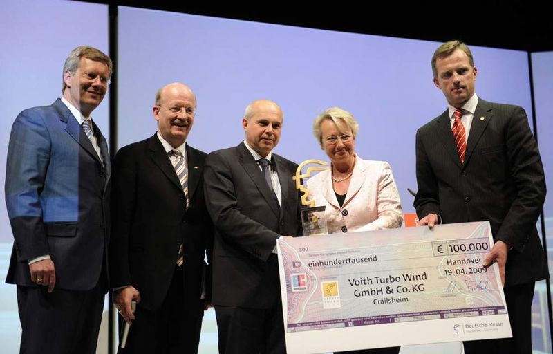 Christian Wulff, niedersächsischer Ministerpräsident, Prof. Dr. Wolfgang Wahlster, Vorsitzender der Hermes Award-Jury, Dr. Andreas Basteck, Geschäftsführer Voith Turbo Wind, Prof. Dr. Annette Schavan, Bundesministerin für Bildung und Forschung und Dr. Wolfram von Fritsch, Vorsitzender des Vorstandes der Deutschen Messe anlässlich der Preisverleihung des Hermes Awards 2009 im Rahmen der Eröffnungsfeier der Hannover Messe. Bild: Deutsche Messe (Archiv: Vogel Business Media)