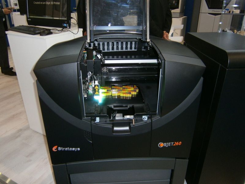 Und ab hier erleben Sie immer wieder, was es sonst noch so auf der Premiere der Moulding Expo zu erleben gab. Mit dabei sind ein Trabi, ein BMW i8, diverser Boliden der Formula Student, ein Rennsimulator, Bauteile, Werkzeugmaschinen und vieles Mehr...die Moulding Expo hat gemäß den Aussagen der Initiatoren ihr Versprechen erfüllt, der Branche eine neue, optimierte Präsentationsplattform zu bieten. (Bild: Königsreuther)