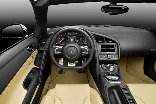 Das markanteste Element des Innenraums ist das sogenannte Monoposto, ein großer Bogen, der Lenkrad und Cockpit umfasst. Er läuft in die Fahrertür und in den Mitteltunnel aus. (Archiv: Vogel Business Media)
