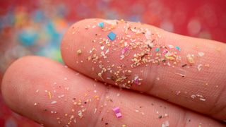 Mikroplastik findet sich heute in nahezu allen Teilen der Welt – auch den entlegensten. Die z.T. noch unzureichend geklärte Frage ist: Wie gelangen die Partikel dort hin? (Symbolbild) (Bild: SIV Stock Studio - stock.adobe.com)
