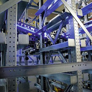 Durch den Wegfall des Lifts macht der «RackRacer» die Anpassung des Lagersystems flexibler und die Leistung durch die Anzahl eingesetzter Fahrzeuge linear skalierbar.