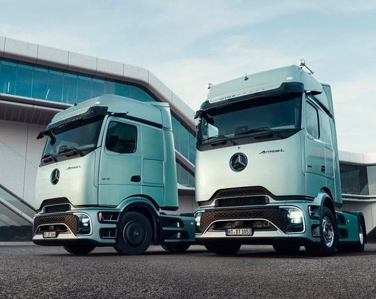 At Daimler Truck, over 130,000 trucks are affected by a global recall. Around one-fifth of them are operating in Germany, it is reported. The affected models are Actros (pictured), Arocs, and E-Actros. A poorly sealed chip could lead to a fire...(Image:  Daimler Truck)