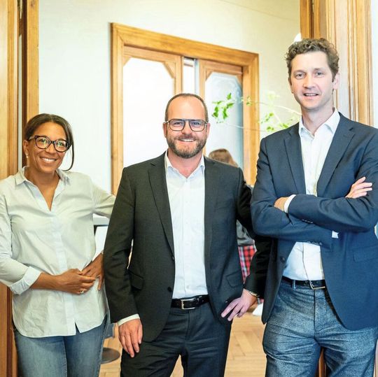 Der Geschäftsführende Gesellschafter von Lauda, Dr. Gunther Wobser (Mitte), hier zusammen mit der BDA-Vorsitzenden Janina Kugel (l.) und Kristian Schalter, Abteilungsleiter Strategie und Zukunft der Arbeit des BDA, wurde in den Digitalrat der Bundesvereinigung der Deutschen Arbeitgeberverbände berufen. (Bild:  BDA/Christian Kruppa)