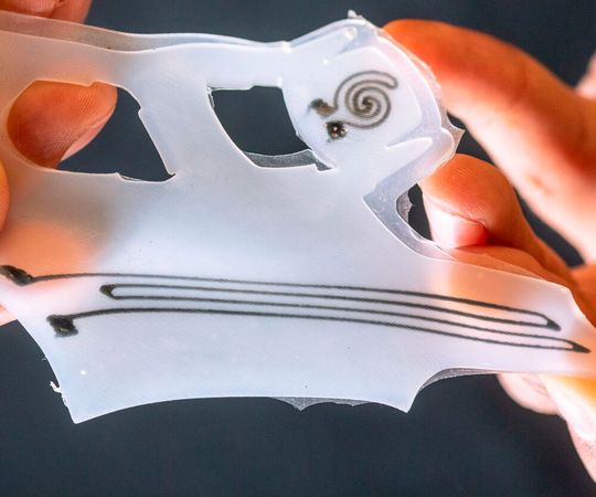 Leitfähige Tinte fungiert als Sensor, eingebettet in Silikon.(Bild:  Andreas Heddergott / TU Muenchen)