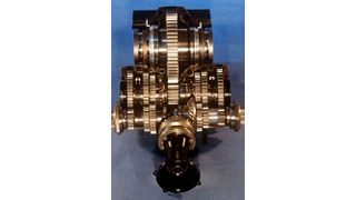 So sah das 1989/90 entwickelte PDK-Getriebe für den Formel-1-Einsatz aus. Hier waren die beiden Kupplungen nicht hintereinander angeordnet, sondern lagen links und rechts an den Ausgängen zu den Antriebswellen. So konnten sie schnell und einfach gewechselt werden. (Bild: Porsche AG)