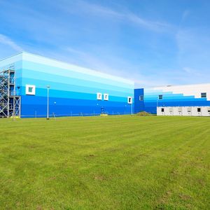 Akzo Nobel's Ashington plant uses a variety of renewable energy sources, including photovoltaic cells and a biomass boiler, alongside a highly automated manufacturing process.