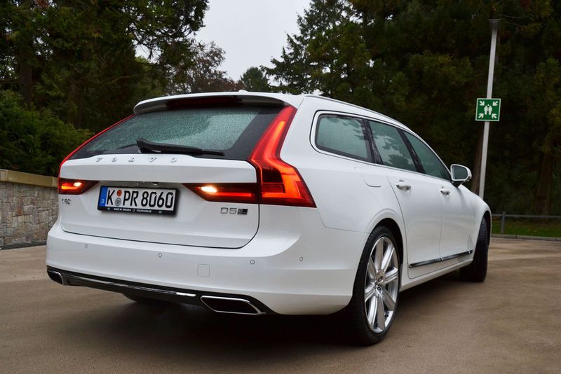 Verpackt hinter elegantem Design wartet der Neuzugang hinten ... (Michel / »kfz-betrieb«)