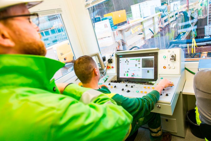 Die neue Vortriebsmaschine AVNS350XB fährt komplett ferngesteuert. So kann die Maschine den geplanten Streckenverlauf präzise einhalten und bestehende Infrastrukturen sicher unterqueren. (Herrenknecht)