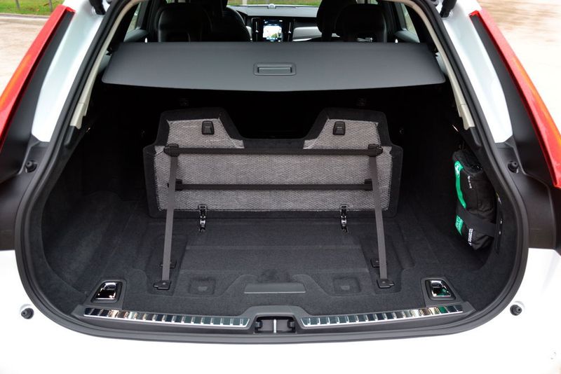 Das Be- und Entladen erleichtert die breite Öffnung der Heckklappe, die sich serienmäßig elektrisch öffnen und schließen lässt. Unter dem Gepäckraumboden befindet sich zudem ein Staufach, in dem kleinere Gegenstände untergebracht werden können. (Michel / »kfz-betrieb«)