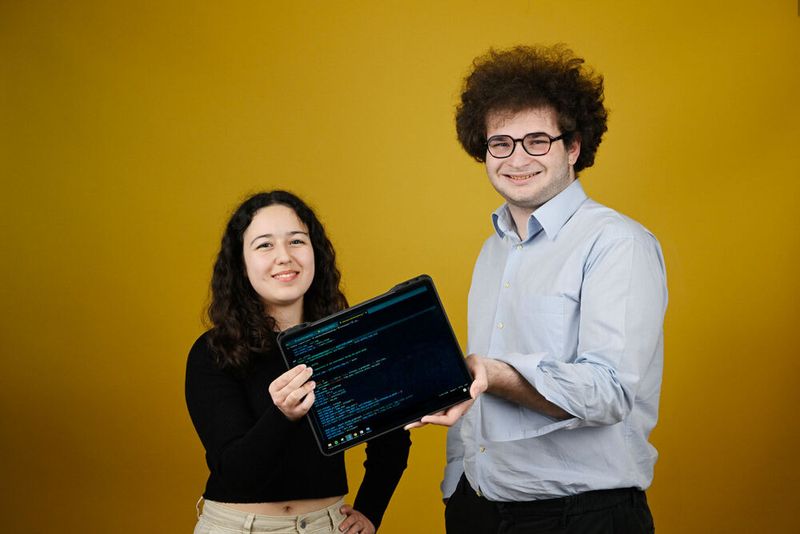 Bundessieger im Fachgebiet Biologie wurden Mert Kemal Uckan (16) und Emel Karahan (17) aus Istanbul. Die beiden schrieben ein Computerprogramm, mit dem sich die Auswirkungen des Klimawandels auf die evolutionäre Entwicklung von Populationen simulieren lassen. Mithilfe eines statistischen Modells können sie so zeigen, wie sich genetische Veranlagungen bei wechselwarmen Tieren etwa unter veränderten Temperaturbedingungen anpassen.  (Bild: Stiftung Jugend forscht e V. / Max Lautenschläger)