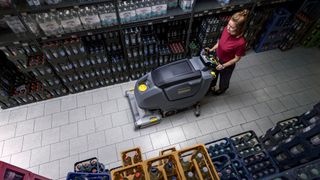 Die B 80 W von Kärcher ist eine Nachläufer-Scheuersaugmaschine auch für größere Logistikflächen und sehr komfortabel in der Handhabung. (Bild: Kärcher)