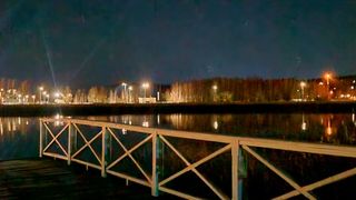 Gewöhnungsbedürftig für Nicht-Finnen. Ein Saunabesuch gehört zur finnischen Kultur - immerhing gibt es schätzungsweise über 3,3 Millionen Saunen im Land -, selbst wenn es um KI-IT geht. Hier, im Bild, steigt man zur Abkühlung, auch wenn draußen Eiseskälte herrscht, in einen abgelegenen See mit Blick auf einen Teil von Turku.  (Bild: Business Finland)