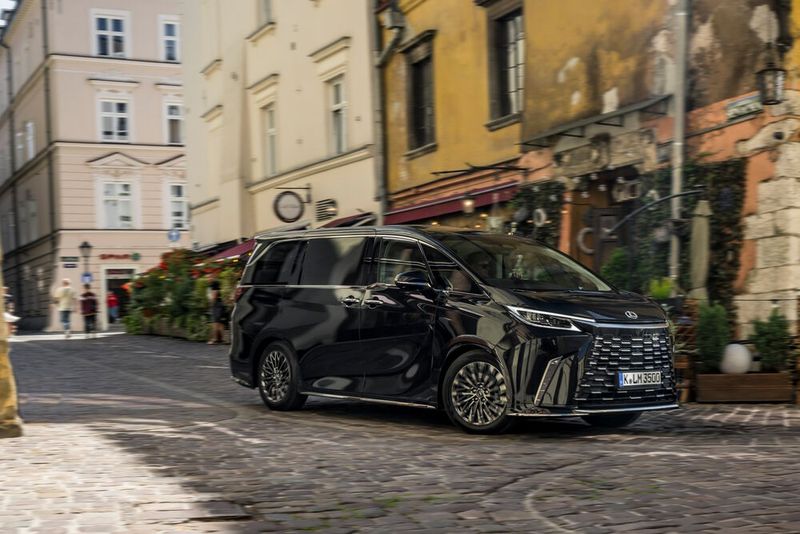 Neben der fein eigerichteten Fahrgastkabine sorgt auch das Fahrwerk des Lexus LM für einen Komfort auf gehobenem Niveau. (Bild: Lexus)