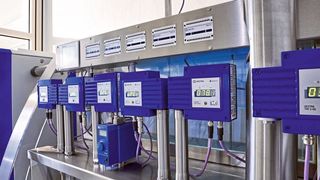 Bei der Kesselausrüstung Spector Connect vereinen sich unter anderem Universalbegrenzer, Niedrigwasser-, Hochwasser- und Leitfähigkeitselektroden mit Temperaturtransmittern und kapazitiven Niveausonden. Alle Komponenten werden tiefgehenden Funktionstests im hauseigenen Prüfaufbau unterzogen. (Gestra)