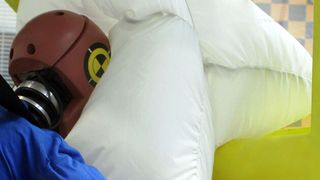 Der Dach-Airbag von TRW wird am oder unter dem Dachhimmel oberhalb der Windschutzscheibe montiert und entfaltet sich bei einer Auslösung entlang der Windschutzscheibe vor dem Beifahrer. (Foto: TRW)