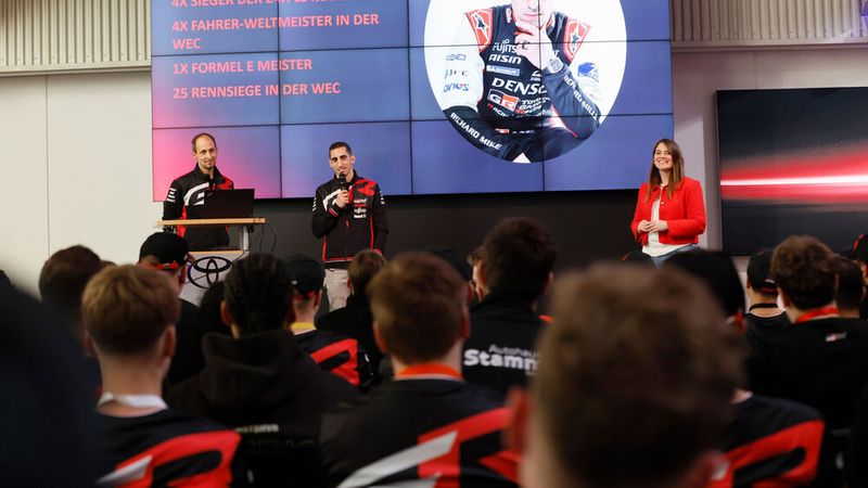 Geladen zur Veranstaltung hatte Toyota den Rennfahrer Sébastian Buemi. (Bild: Toyota)