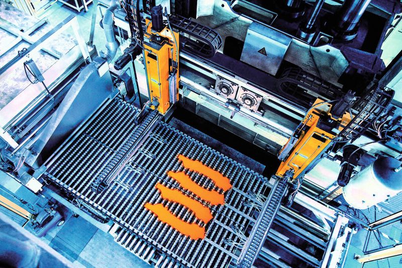 Bild 2: Der hochdynamische Feeder kann bis zu vier Platinen gleichzeitig in das Warmformwerkzeug einlegen. (Bild: Schuler)