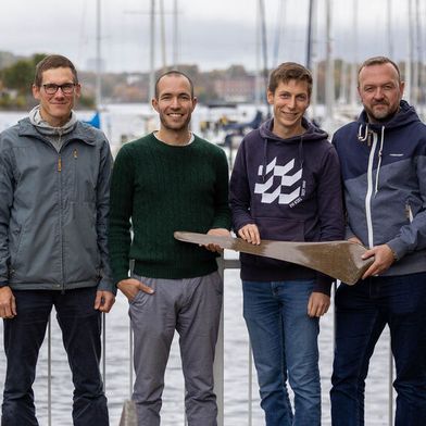 Das Projektteam der HAW Kiel untersucht, ob Naturmaterialien eine nachhaltigere Alternative zu den konventionellen glas- und kohlefaserverstärkten Kunststoffen sind. (Bild: HAW Kiel)