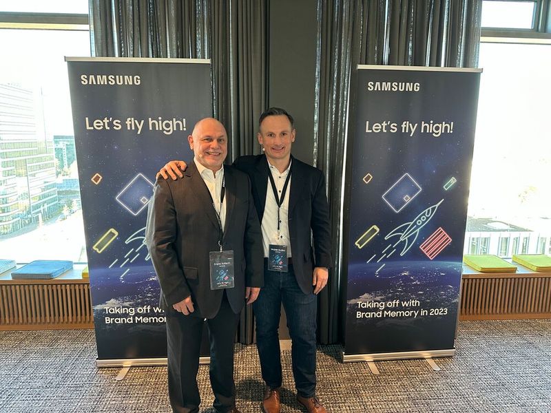 (l.) Frank Kalisch und Wojtek Rudko (Samsung) begrüßen ihre Gäste. (Bild: Vogel IT-Medien )