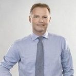 Titel, Name: Jesper Andersen   Geburtsjahr, -ort: 1970 in Dänemark  Funktion: Mitglied des Vorstands   Firma: Beiersdorf AG    Ausbildung:  1992 – 1994: Masterabschluss in Economics and Business Administration an der The Aarhus School of Business   Berufliche Laufbahn: 1994-1997: Financial Analyst, Colgate Palmolive Nordic, Kopenhagen 1997-1999: SAP Cost Development Manager, Colgate Palmolive (European Project), Brüssel 1999-2003: Supply Chain Financial Controller, Colgate Palmolive France, Paris 2003-2005: Controller Supply Chain Europa, Colgate Palmolive Europe Division, Genf 2006-2007: Finanzdirektor Oral Care Division, Colgate Palmolive North America Division, New York 2007-2009: Finanzdirektor, Colgate Palmolive Greece, Athen 2009-2012: Divisional Controller Europa & Südpazifik, 	Colgate Palmolive Europe, Genf  2012-2014: Vizepräsident Finanzen ASIA Division, Colgate Palmolive Asia MSA, Hong Kong 2014-2015: Vizepräsident Finanzen Nordamerika, Colgate Palmolive North America Division, New York seit Mai 2015: Mitglied des Vorstands, Beiersdorf AG, Hamburg  (Bild: Beiersdorf )