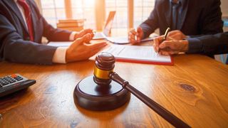 Ab April greift für viele Unternehmen wieder die Insolvenzantragspflicht. (©Morakot - stock.adobe.com)