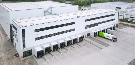 Das neue Zentrallager von Wago in Sondershausen ist jetzt in Betrieb. Mehrere Millionen Aufträge können im Jahr jetzt vom Verbindungs- und Automatisierungsspezialisten abgewickelt werden. Dabei hat man auch an Nachhaltigkeit und Ressourcenschonung gedacht.(Bild:  Wago)