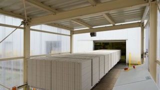 Bild 1: Auf der automatisierten Transportbühne in der Fertigungsanlage für Kalksandsteinprodukte ermöglicht eine Bedienstation die Überwachung des Betriebs und die evtl. Umschaltung auf manuellen Notbetrieb. Die Anbindung an das Anlagennetzwerk erfolgt drahtlos über Funk. (Bild: Siemens)