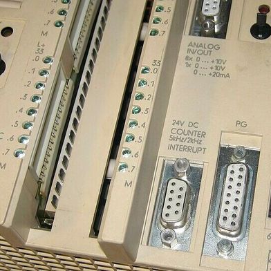 Die legendäre Simatic S5-95U von Siemens, eine kompaktes, speicherprogrammierbares Kleinsteuergerät (SPS), das in den 1990er Jahren für den unteren bis mittleren Leistungsbereich in der Industrieautomatisierung eingeführt wurde. Obwohl die gesamte S5-Reihe von Siemens seit langem abgekündigt ist, wird sie aufgrund ihrer extremen Robustheit vereinzelt noch immer in Altanlagen betrieben. (Bild: Raizy (GNU-Lizenz für freie Dokumentation))