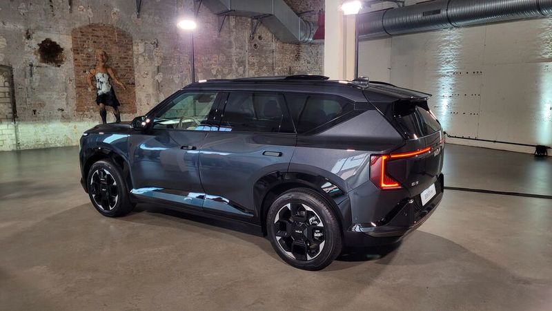 Das C-SUV schließt die Lücke zwischen EV 3 und EV 9. (Bild: Wehner - VCG)