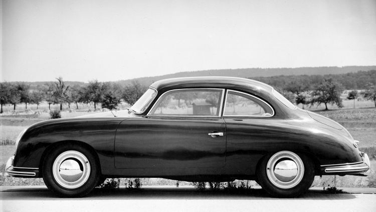Auf den Typnamen „530“ hörte der Wagen, den Porsche mithilfe eines verlängerten Radstands um 1952 auf die Räder gestellt hatte. Es war der erste Versuch eines viersitzigen Sportwagens aus Zuffenhausen.  (Porsche AG)