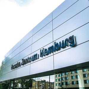 Zur Niederlassung gehören zwei Betriebe, unter anderem das im Sommer neu eröffnete Porsche-Zentrum Hamburg.(Bild:  Michael Kunkel)