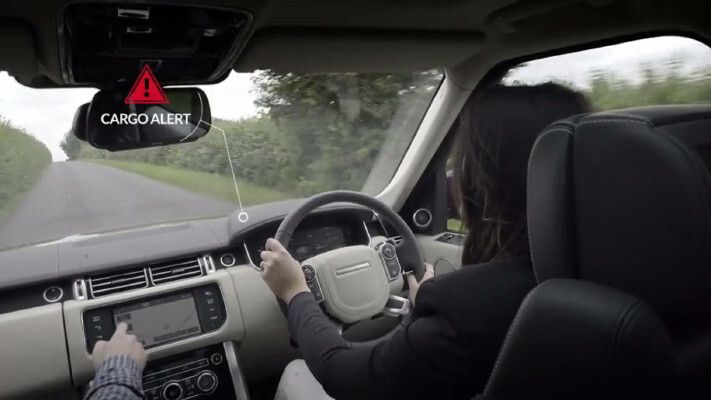 und schlägt Alarm, wenn sich die Ladung bewegt (Bild: Land Rover)